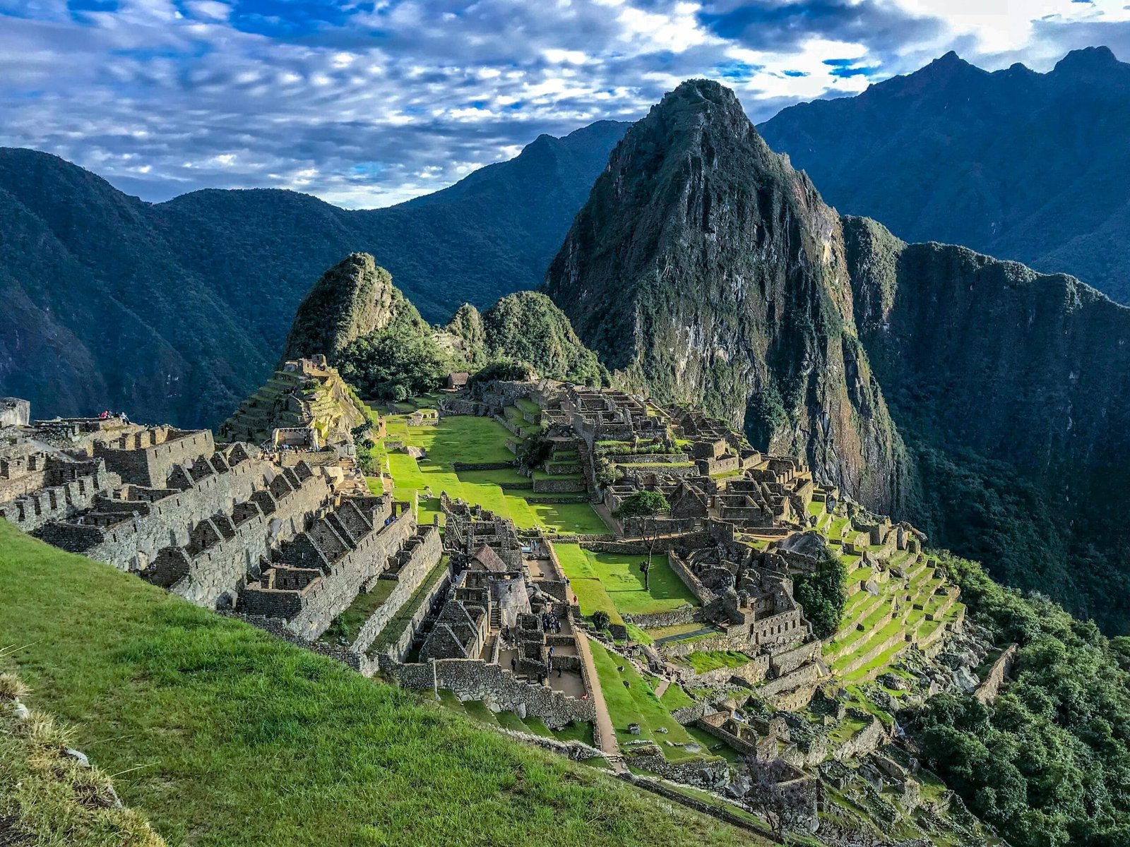 Vista aérea de las ruinas Incas de Machu Picchu, en Perú, mostrando la ruta y los senderos que siguen los turistas cuando viajan a esta zona, formando parte de Las rutas para viajar por Sudamérica.