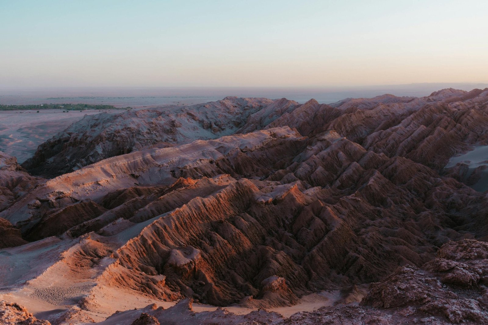 Una vista aérea del paisaje natural y los senderos para turismo del desierto de Atacama ubicado en Chile, formando parte de una de las Rutas para viajar por Sudamérica.