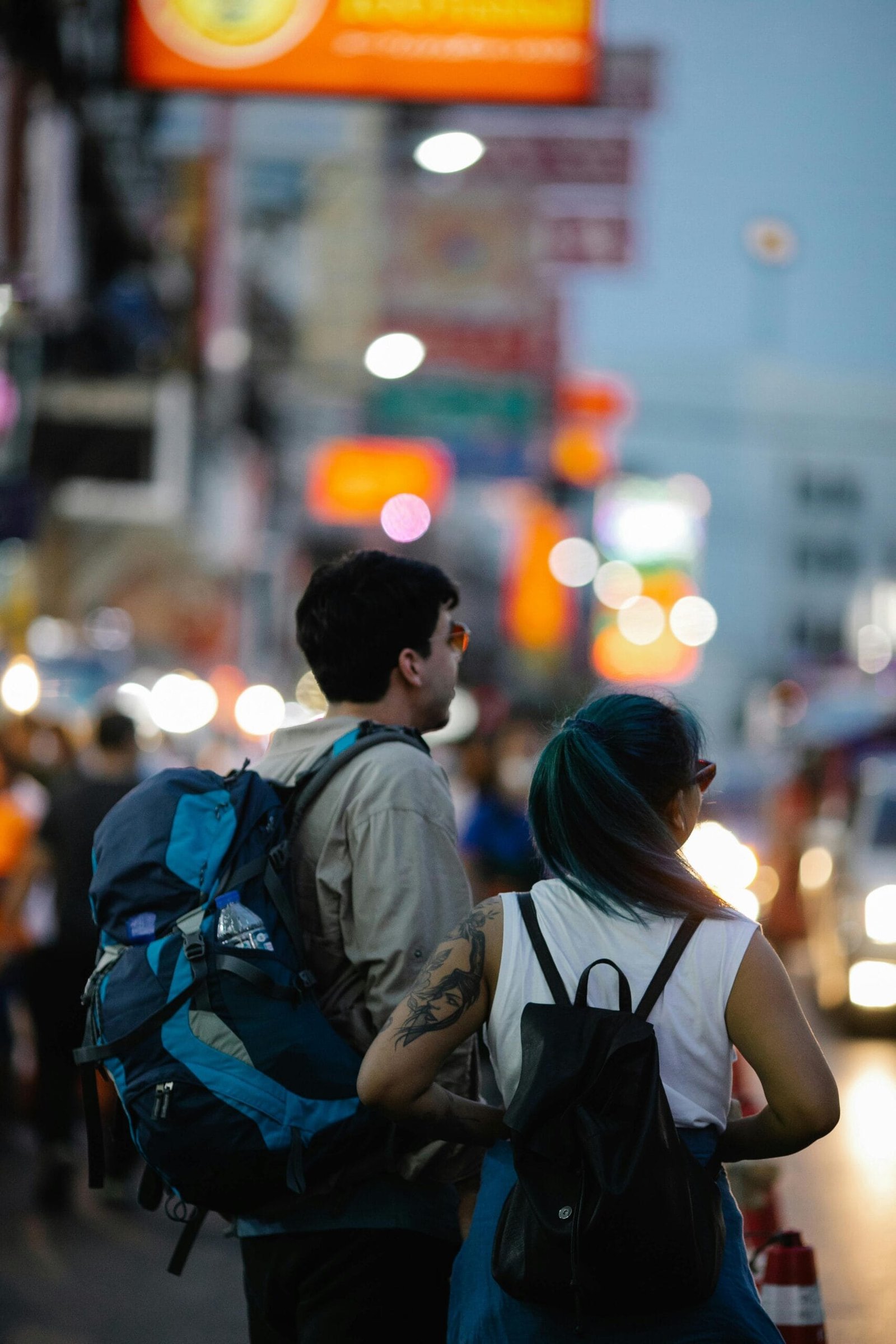 Turistas mochileros, cada quien con su mochila, caminando juntos por las calles de una ciudad y viviendo una gran experiencia.