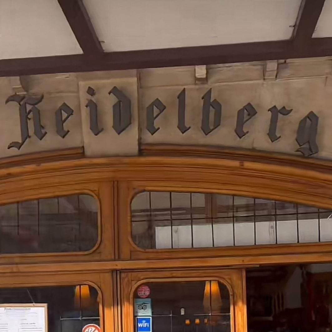 Entrada a uno de los mejores restaurantes de europa, tiene un letrero en la parte superior que con el nombre del restaurante/cervecería ubicado en la ciudad de Barcelona.
