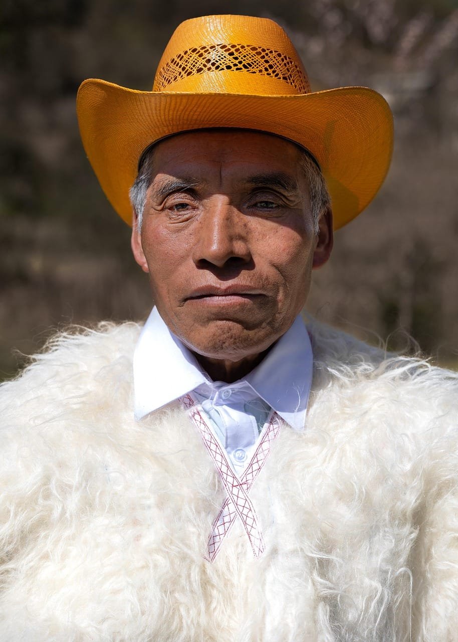Persona indígena tzotzil con vestimenta típica de San Juan Chamula vestido con piel de oveja, que es parte de la Cultura de Chiapas.