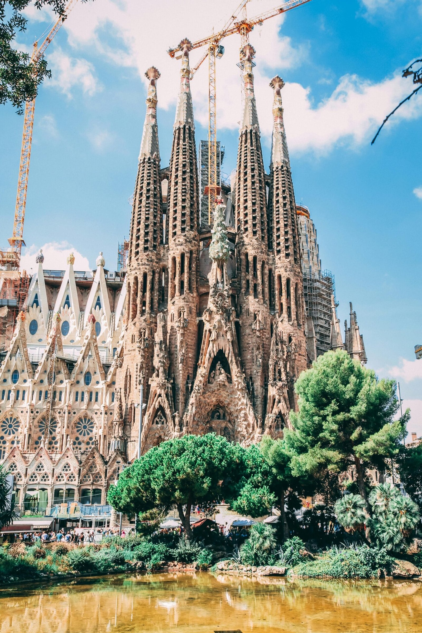 La Basílica de la Sagrada Familia, en Barcelona, es una obra muy significativa. Su diseño con torres altas resalta en la ciudad. Sus tres fachadas principales representa. Hay columnas que simulan árboles y vitrales de colores crean un ambiente lleno de luz y espiritualidad. Aún en construcción, es un símbolo de fe, arte y arquitectura llena de vida.