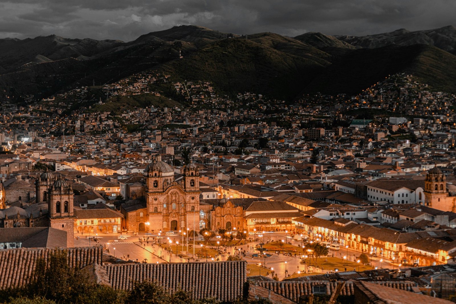 La Ciudad de Cusco, en Perú, donde se encuentra uno de Los mejores restaurantes de América, vista desde el cielo, apreciando la ciudad y la arquitectura de sus edificaciones con todas las luces del anochecer.