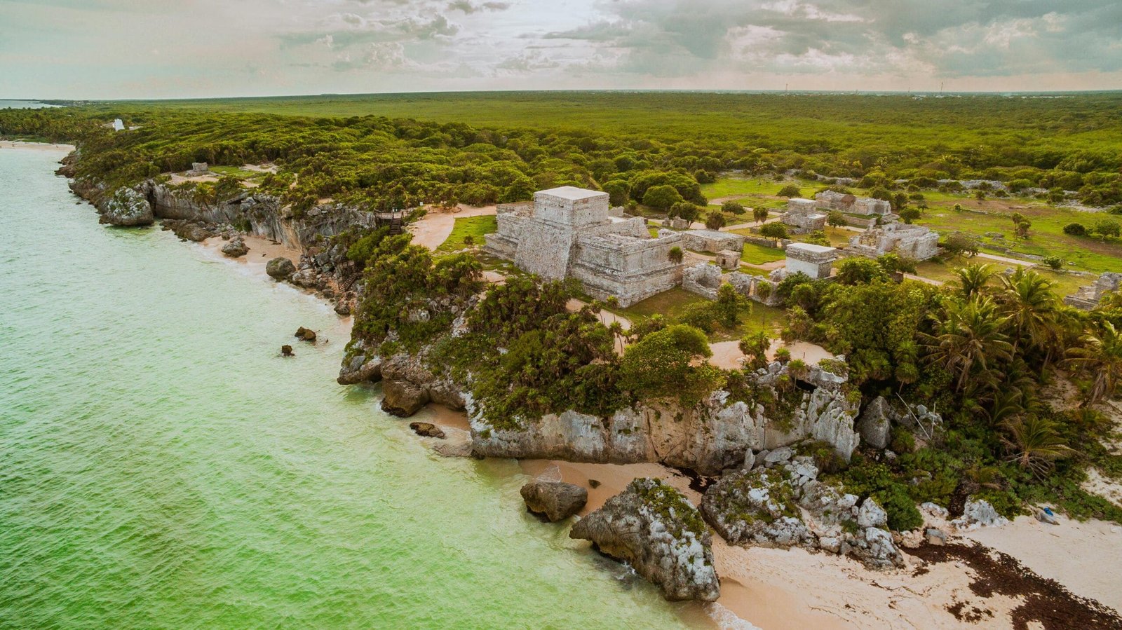 Ruinas de Tulum, a la orilla del mar y siendo uno de los lugares más turísticos del país recibiendo turistas todos los días , forma parte de la ruta maya y de las Rutas para viajar por Centroamérica.