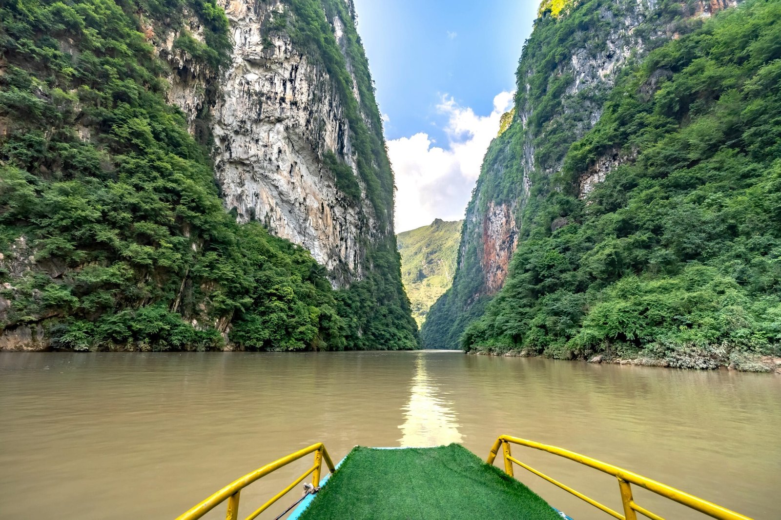 Un paisaje natural, un río tranquilo que se abre paso entre dos enormes paredes de roca, las montañas son altas, imponentes y están cubiertas parcialmente, un recuerdo para nuestras experiencias.