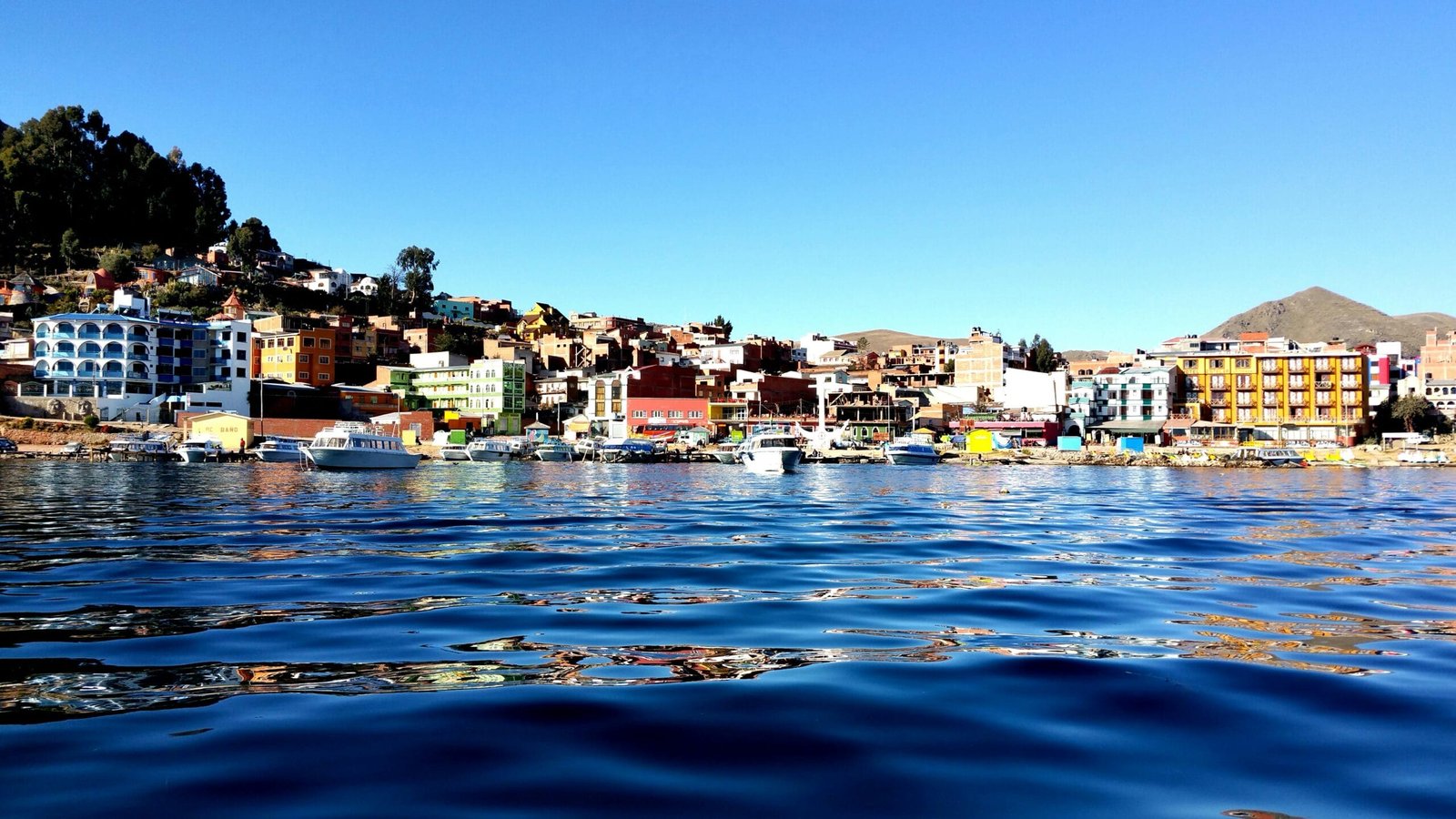 La ciudad de La Paz en Bolivia, donde se encuentra uno de Los mejores restaurantes de América, vista desde el agua y mostrando edificaciones y el muelle.