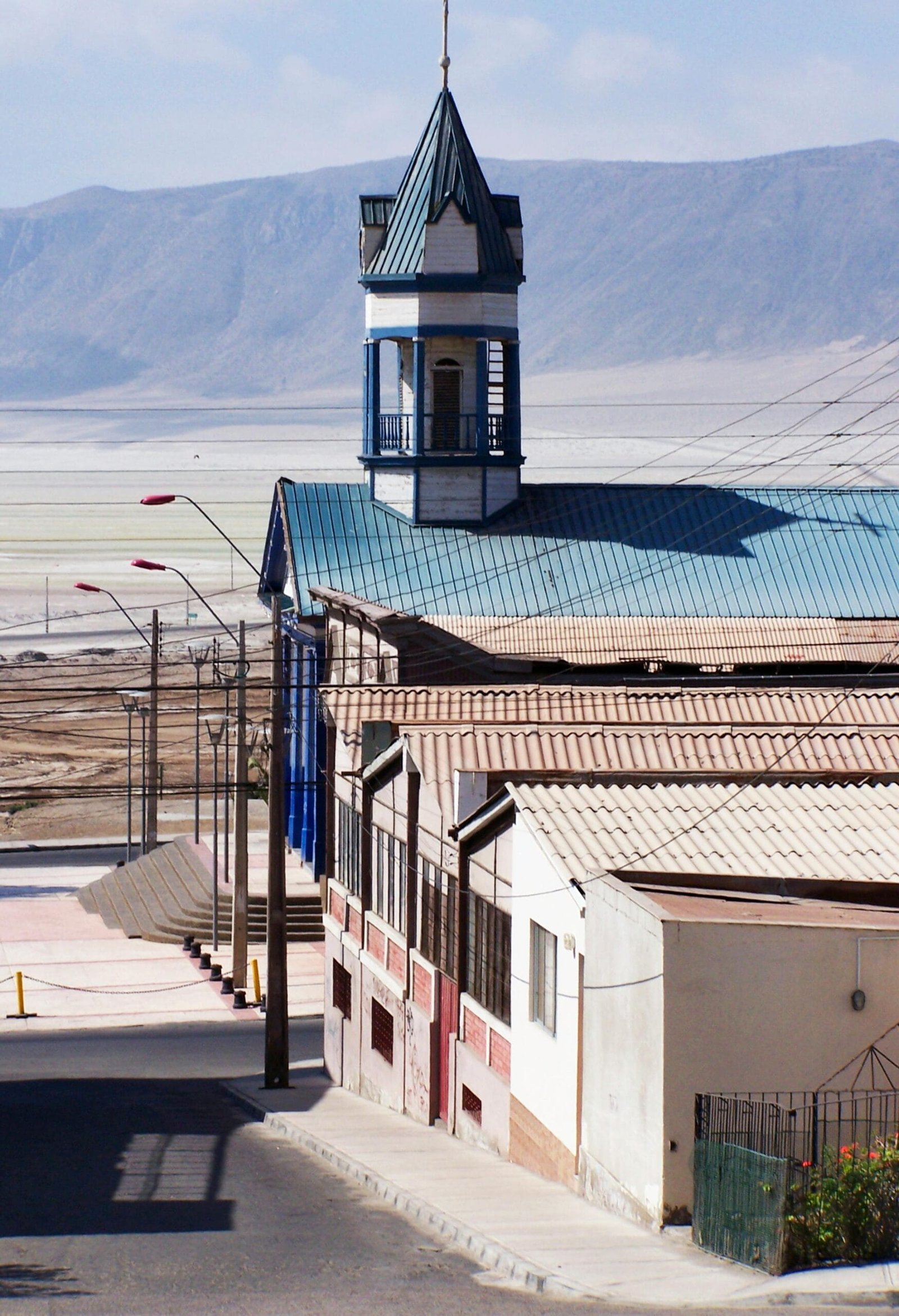Pueblo de Atacama, donde se encuentra uno de Los mejores restaurantes de América, son las calles del pueblo con unas edificaciones y alumbrado.