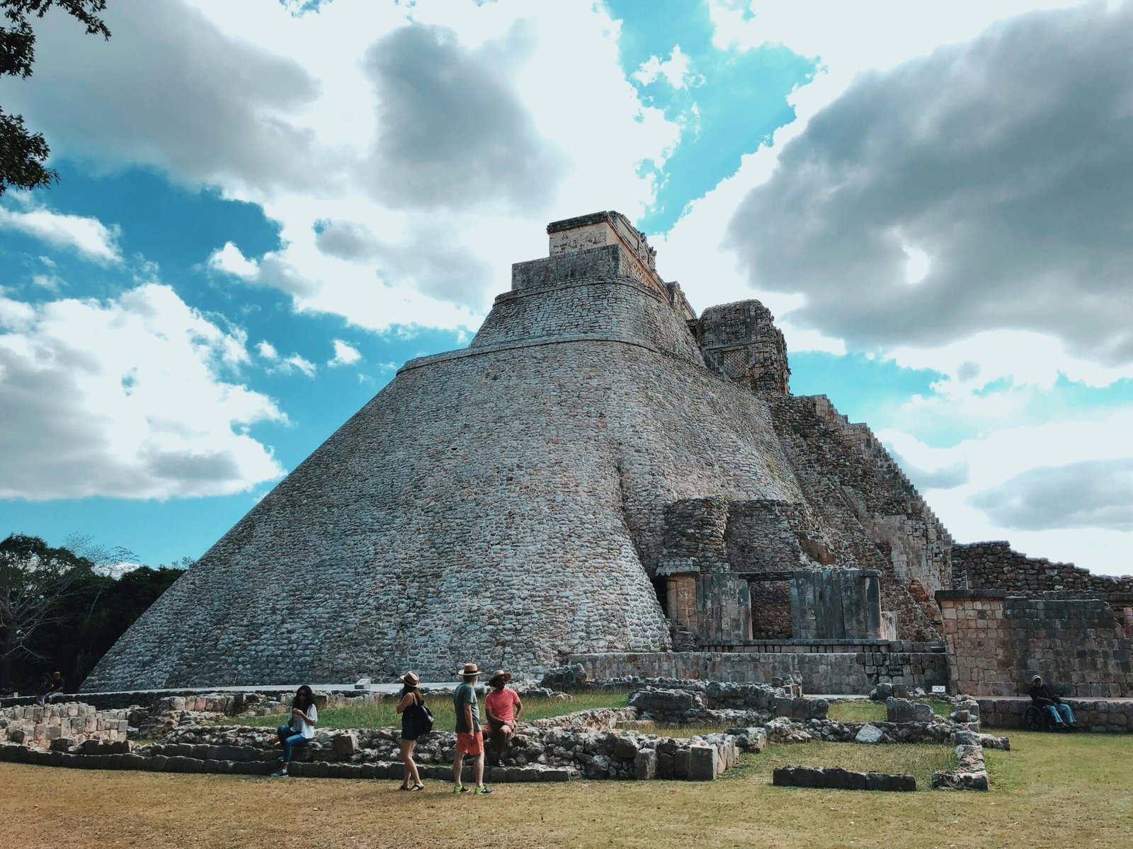 Pirámides de Uxmal en Yucatán, con turistas apreciando su grandeza desde la parte de abajo, disfrutando de la experiencia, estás pirámides son parte de la ruta maya y de las Rutas para viajar por Centroamérica.
